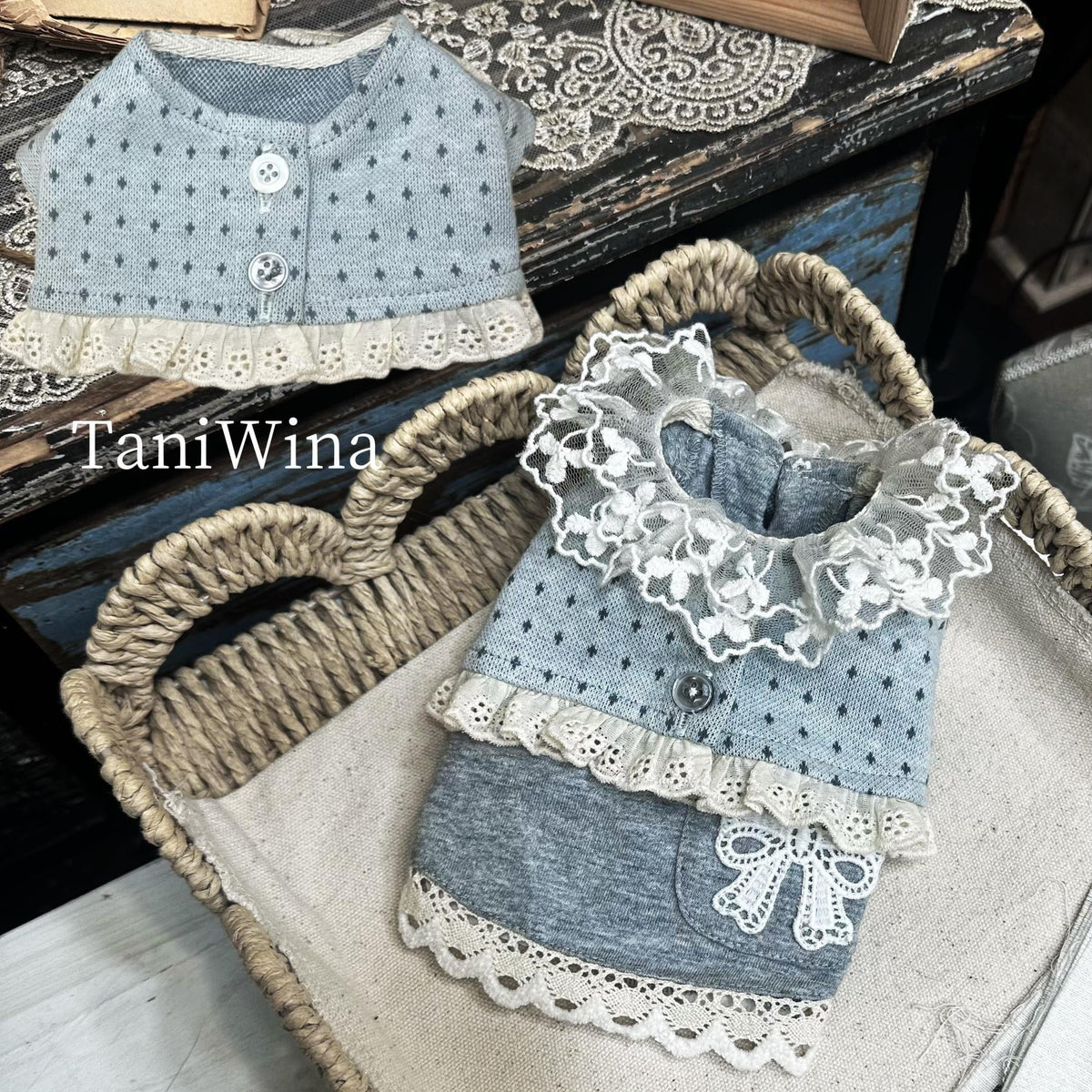 TaniWina Sweet Lace Button Shoulder Cape